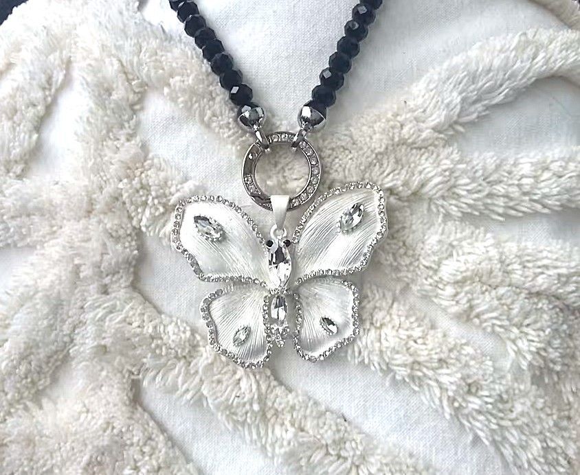 Wunderschöner weiß / silberner Schmetterling mit Steinen besetzt