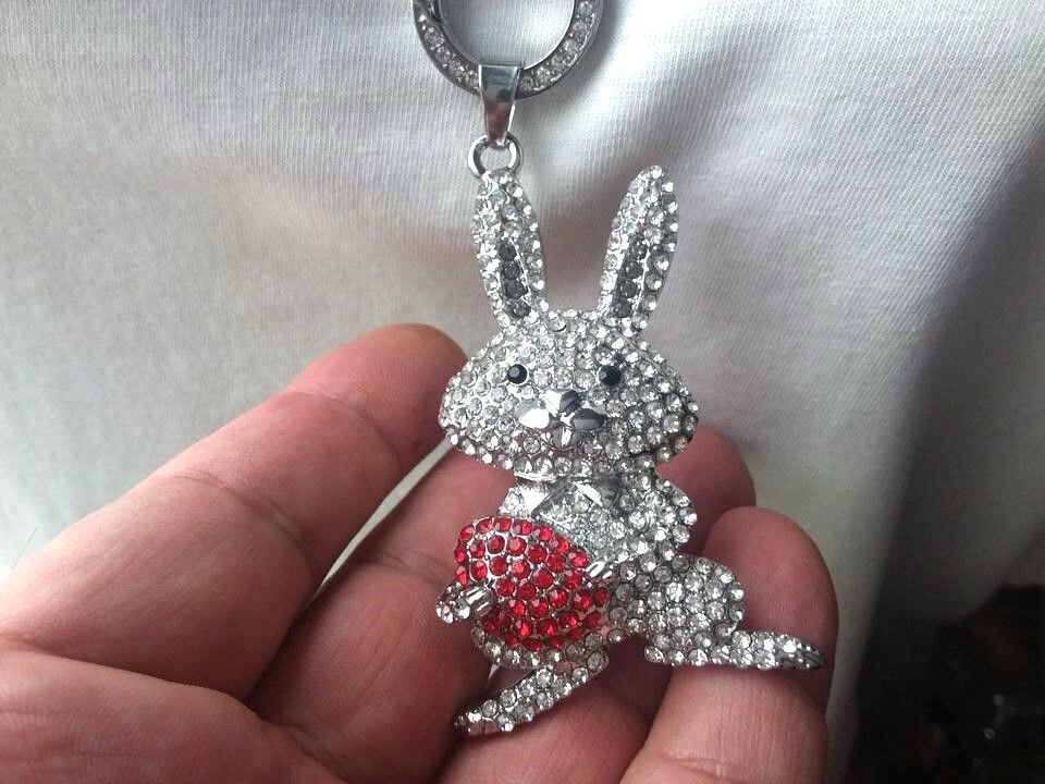 Osterhase / Häschen mit einem roten Osterei und Swarovski Elementen Osterhase / Häschen mit einem roten Osterei und Swarovski Elementen