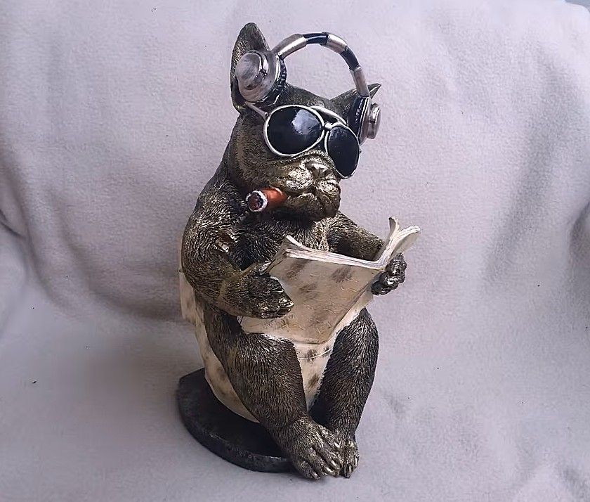 Coole Bulldogge rauchen auf der Toilette Coole Bulldogge rauchen auf der Toilette