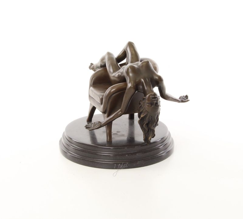 Erotische Bronzefigur,Sinnlichkeit, weiblicher Akt, Frau in einem Sessel liegend