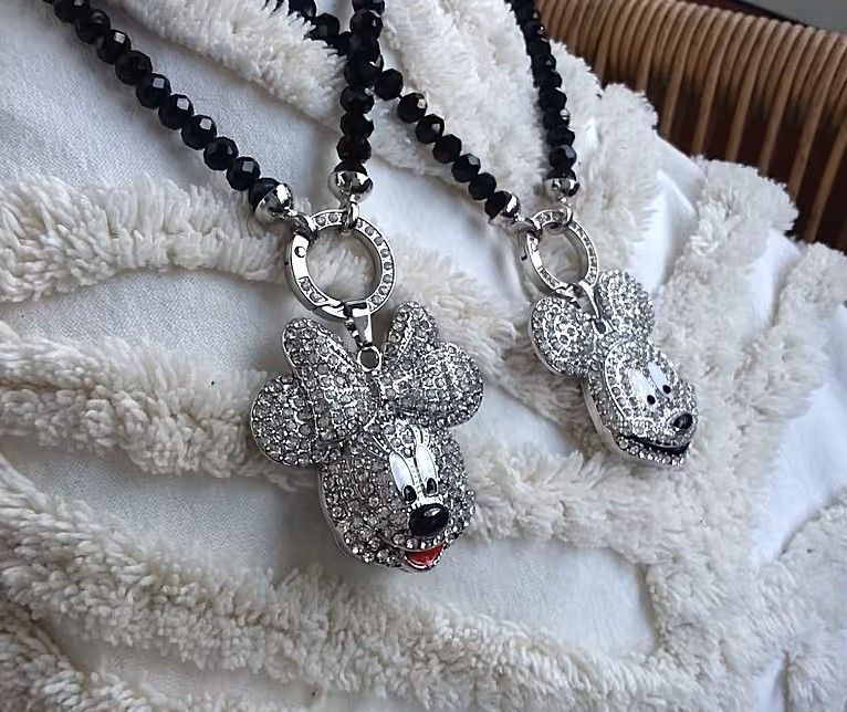 Micky + Minnie Maus mit funkelnden Steinen besetzt + 1 Kette schwarz 800 mm Micky + Minnie Maus mit funkelnden Steinen besetzt + 1 Kette schwarz 800 mm