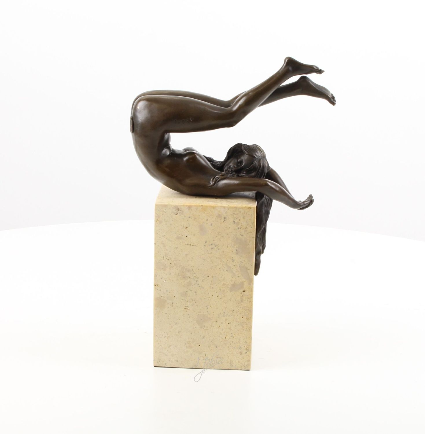 Erotische Bronzefigur, weiblicher Akt, Erotikfigur, Sinnlichkeit,verspielt