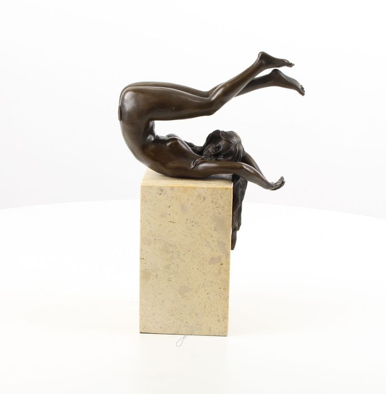Erotische Bronzefigur, weiblicher Akt, Erotikfigur, Sinnlichkeit,verspielt