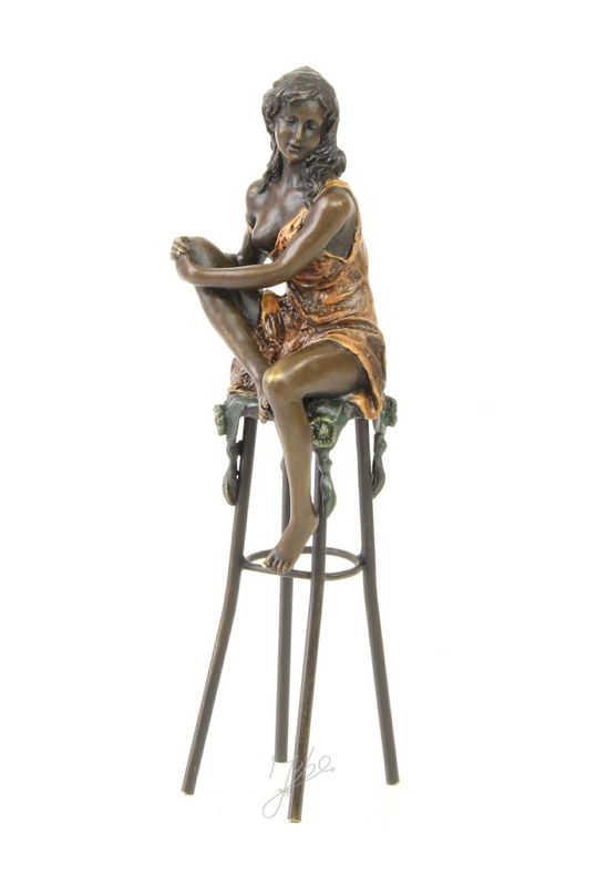 EINE BRONZESKULPTUR EINER DAME AUF EINEM BARTHOCKER