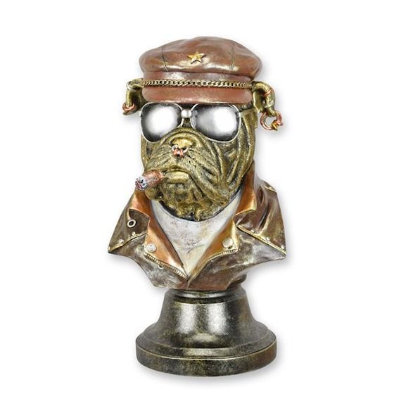 Eine Büste aus Kunstharz, die eine gekleidete englische Bulldogge darstellt, die eine Zigarre raucht.