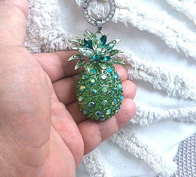 Grüne Ananas mit Steinen besetzt Grüne Ananas mit Steinen besetzt
