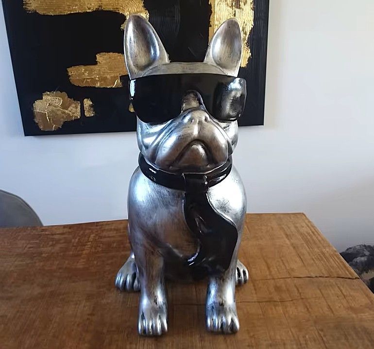 Eine Bulldogge aus Kunstharz mit Sonnenbrille und Krawatte
