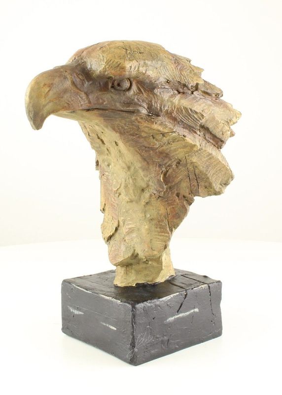 Großer Adlerkopf als Deko