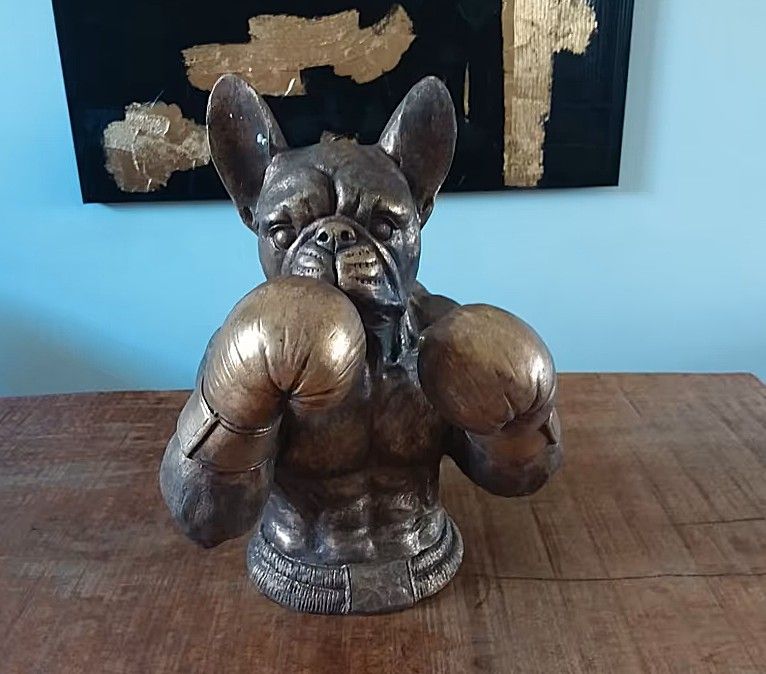 Boxende muskulöse Bulldogge in Gold