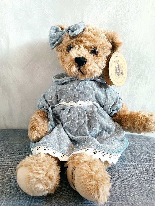 PELUCHE LOUISE MANSEN, LEORA - OURSE ROBE BLEUE - 30 CM