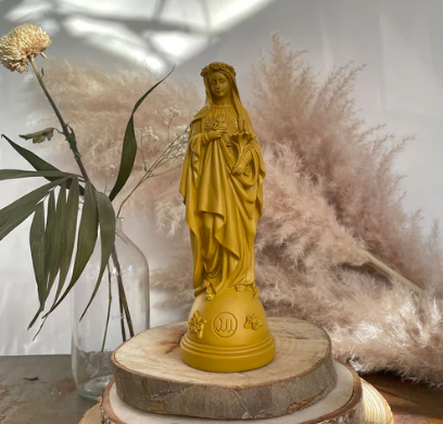 Statuette Marie aux Fleurs J'AI VU LA VIERGE, Couleurs: Jaune Curry