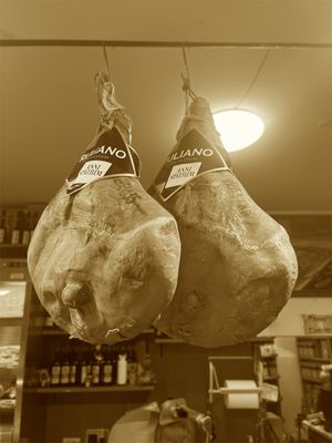 Raw Ham , Culatte e Culatelli . salami