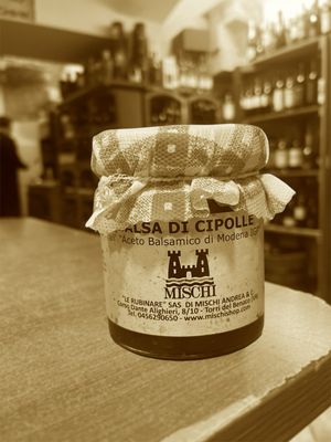 Jams, honeys and sweet-spicy sauces for cheese