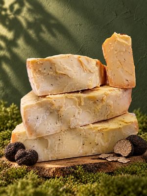 Truffle cheese for table and grating "MISCHI" Selection approx. 900g-1kg (divided into 2/3 pieces)