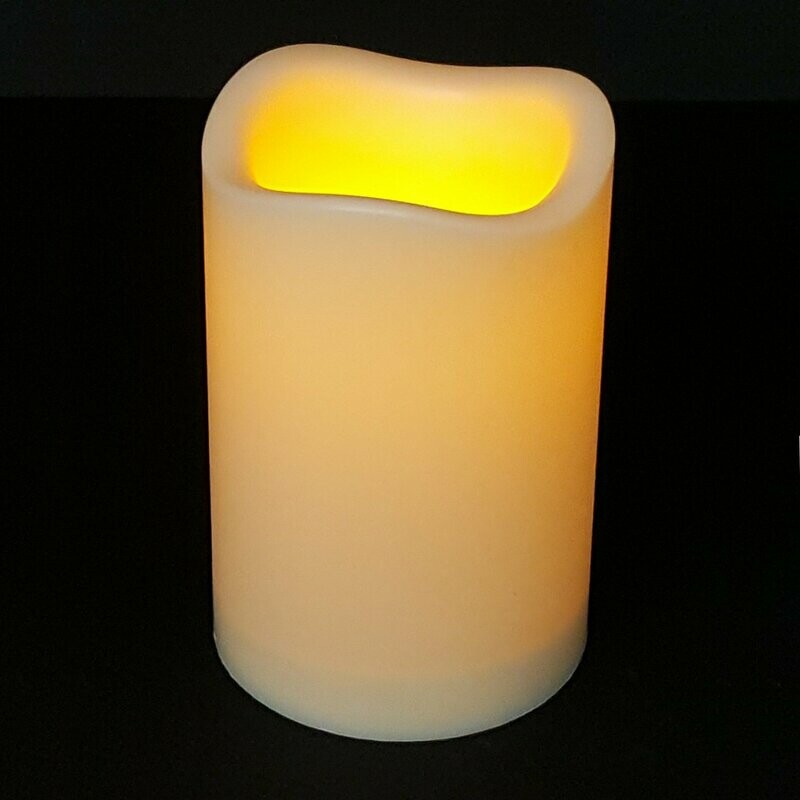 067028 - CANDELA A LED IN PLASTICA EFFETTO CERA