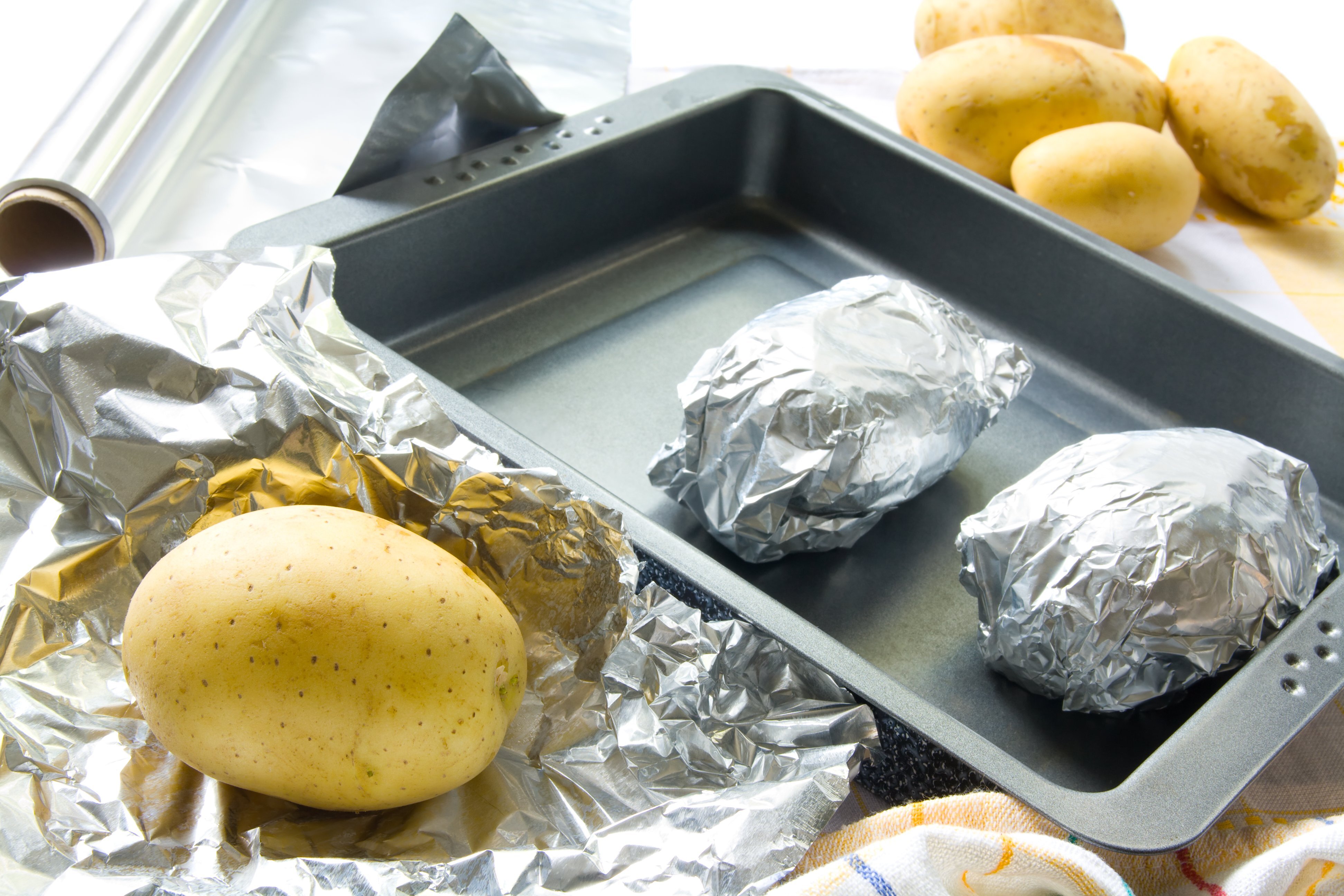 Сколько времени запекать картофель в духовке. Картошка в фольге. Картошка запеченная в фольге. Печеная картошка в фольге. Пкченая картошка в фольг.