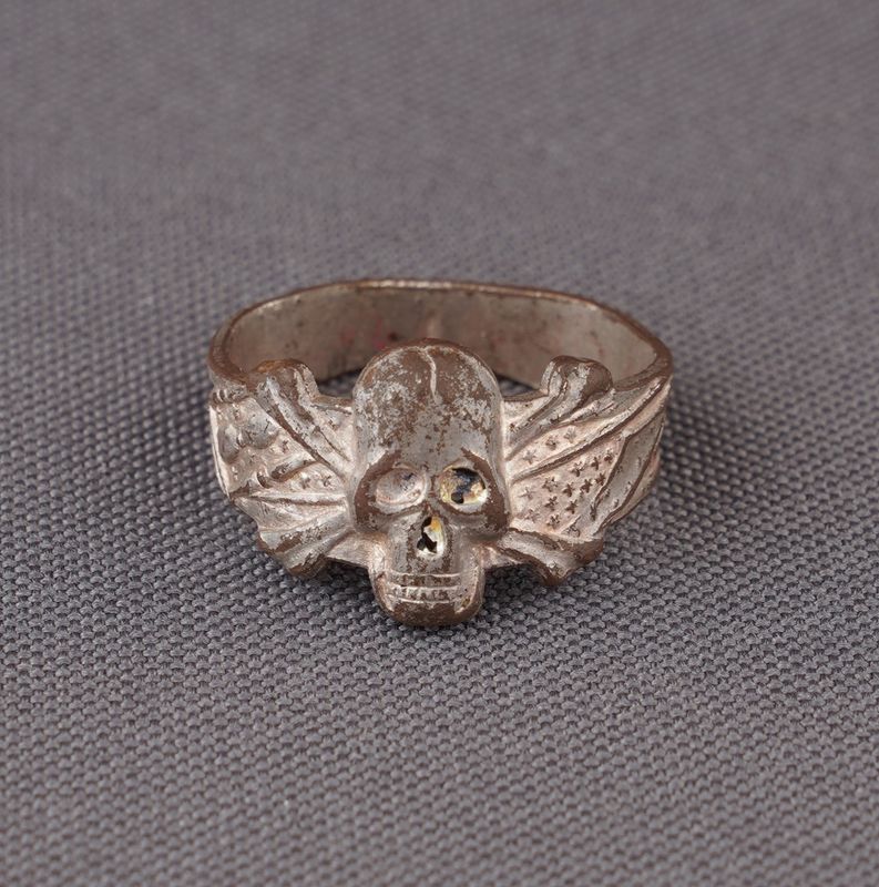 German Canteen Ring With Skull / Totenkopf