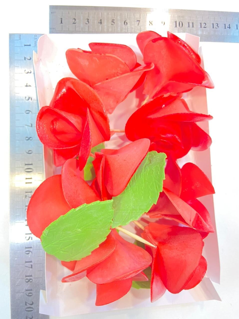 Розы КРАСНЫЕ из сахарной мастики 7х7см 9шт 100-150г упаковка