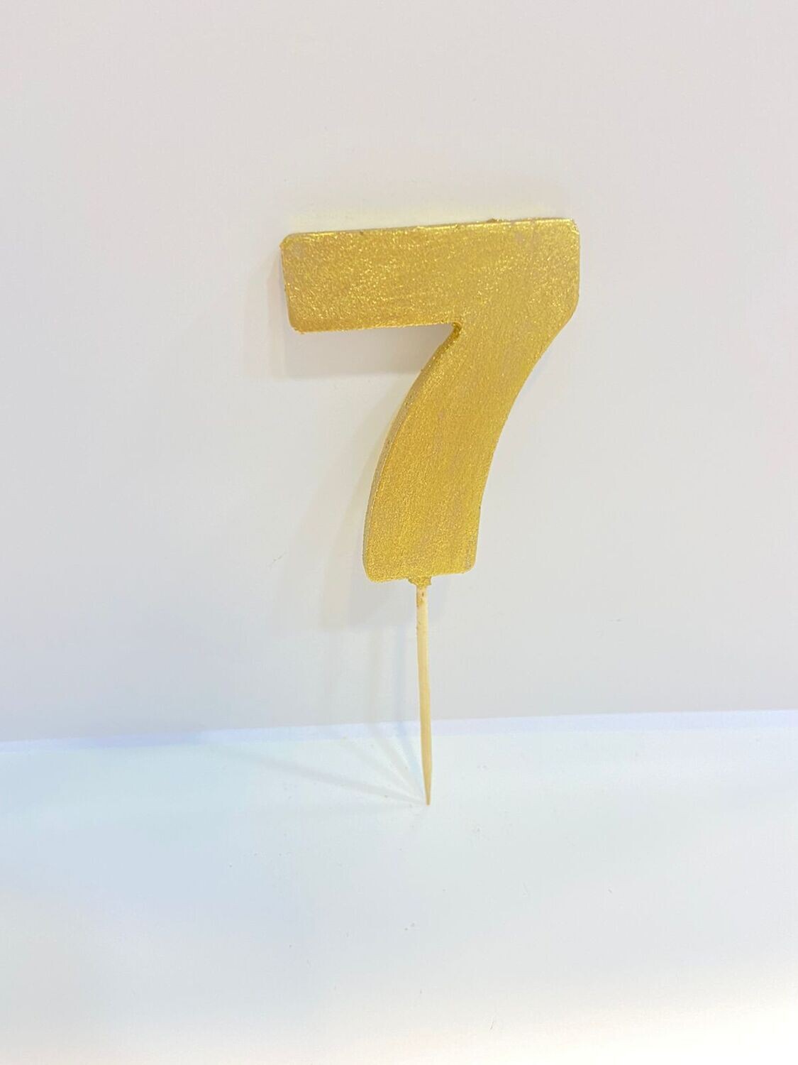 Цифра "7" АНТИЧНАЯ (золотая) на шпажке, из шоколадной глазури