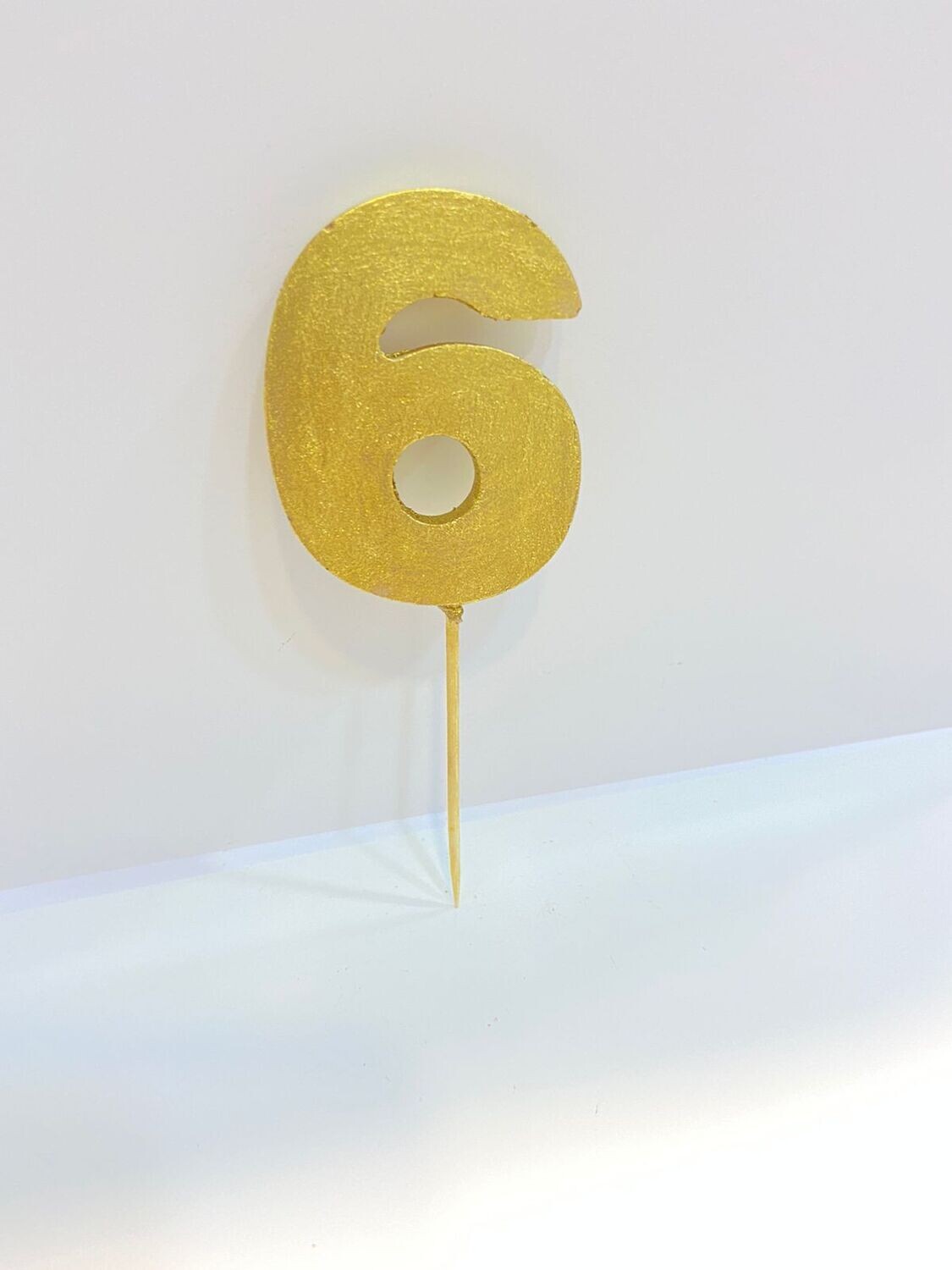 Цифра "6" АНТИЧНАЯ (золотая) на шпажке, из шоколадной глазури