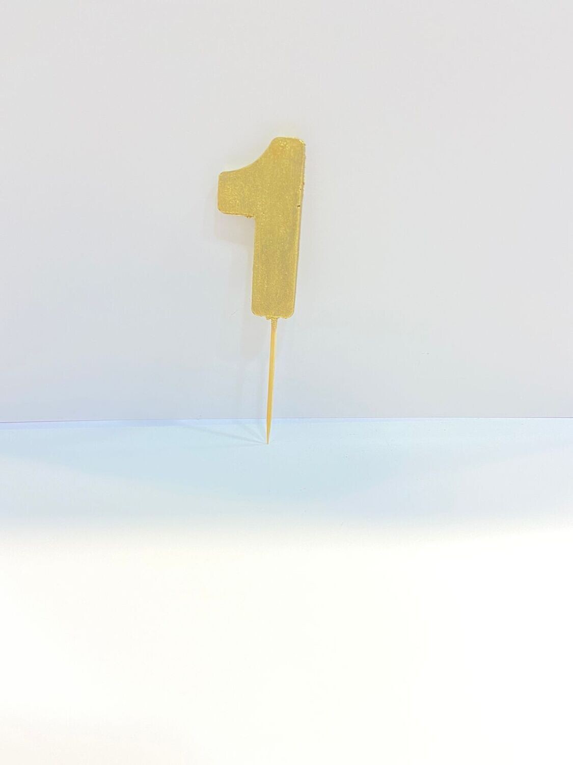 Цифра "1" АНТИЧНАЯ (золотая) на шпажке, из шоколадной глазури