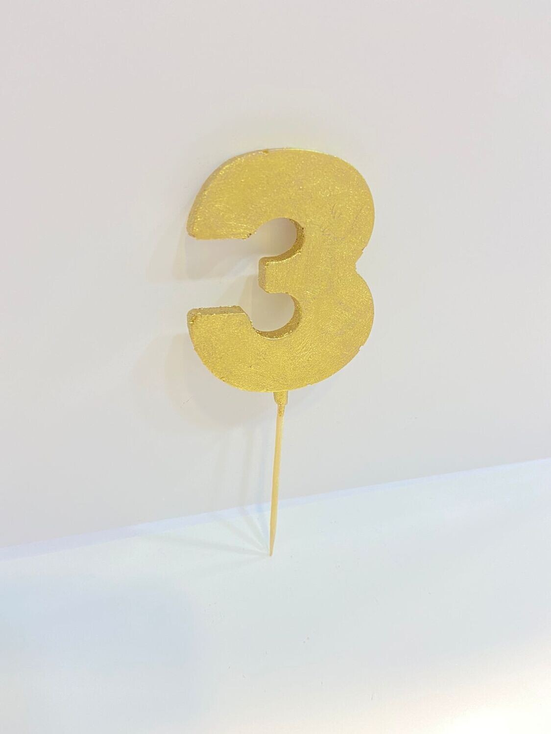 Цифра "3" АНТИЧНАЯ (золотая) на шпажке, из шоколадной глазури