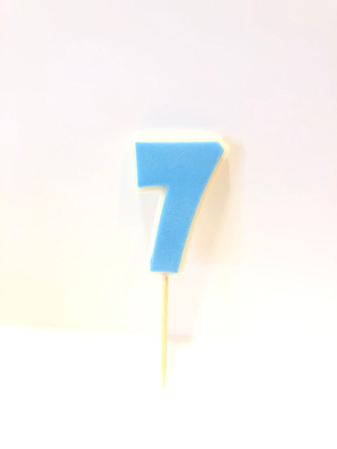 ГОЛУБАЯ Цифра "7" из шоколадной глазури на шпажке, высота цифры 4,5 см