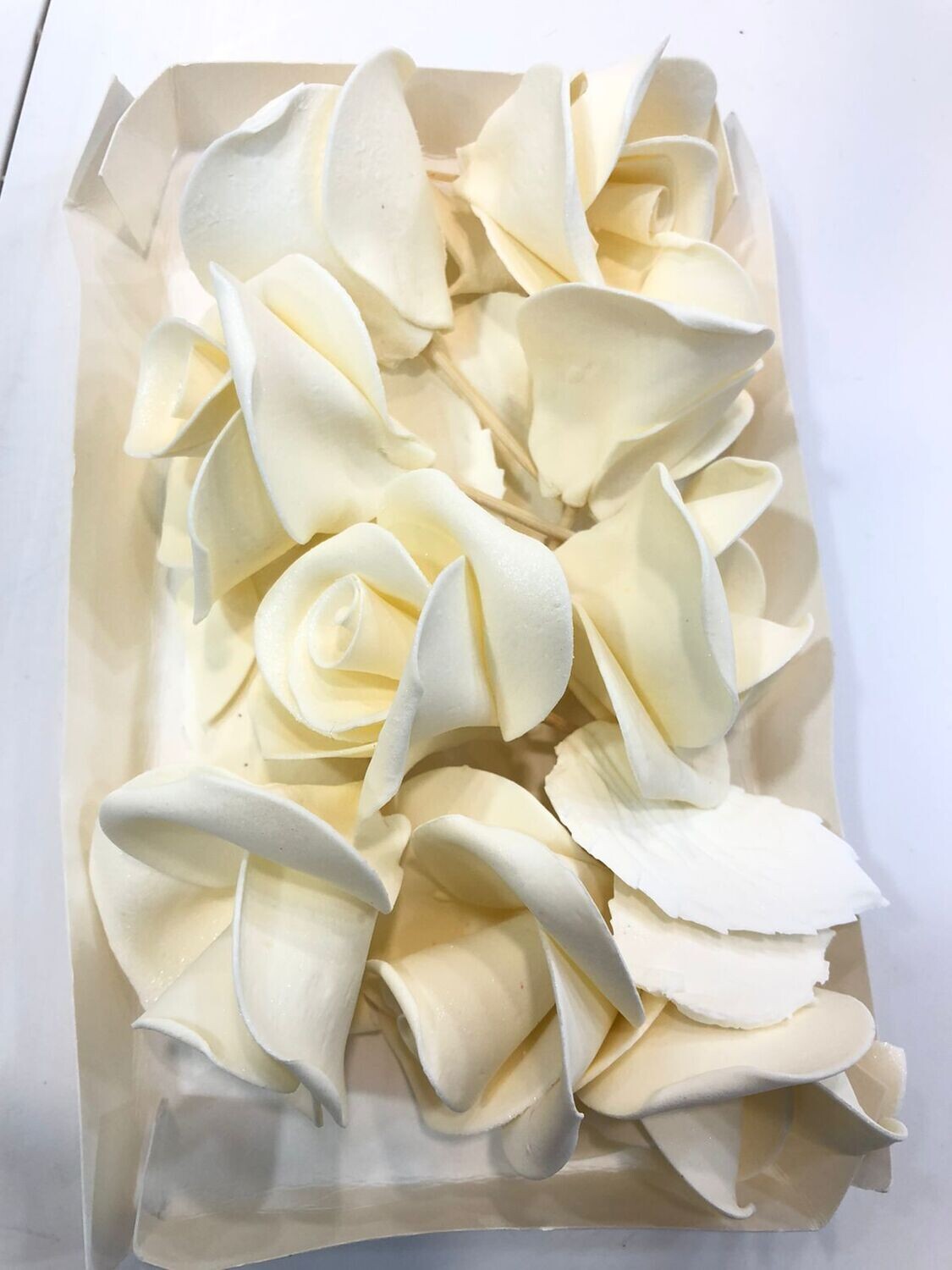 Розы КРЕМОВЫЕ из сахарной мастики 7х7см 9шт 125-150г упаковка