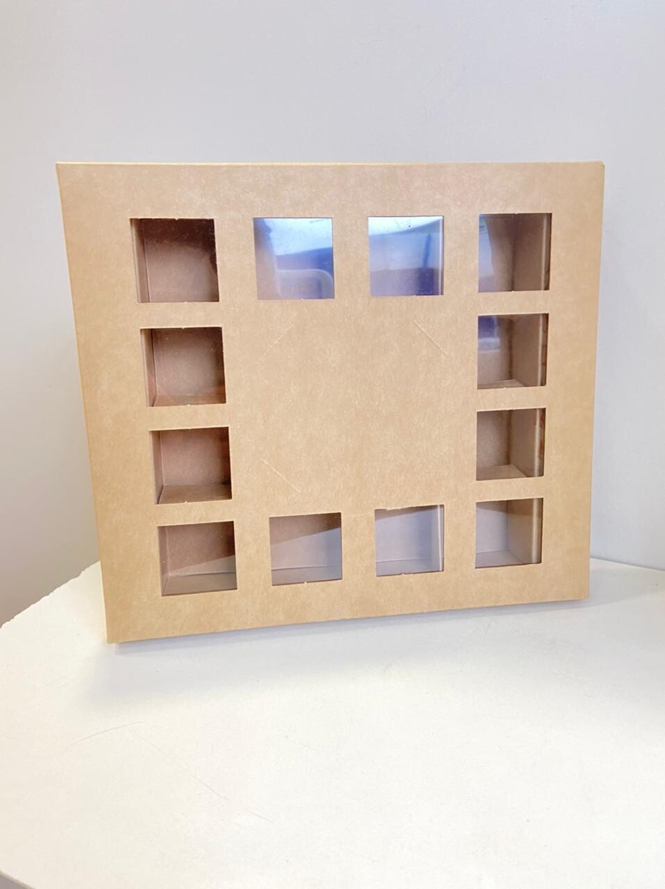 Коробка на 16 конфет крафт 18х21х3,5см , с местом для вставки открытки в центре коробки