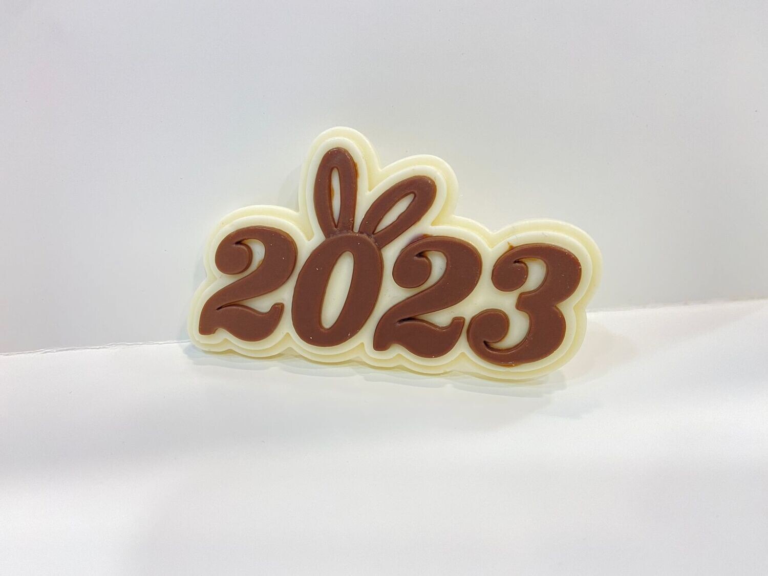 Табличка "2023, тёмные буквы на белом фоне", из шоколадной глазури, 8 х 5 см, вес до 20 г