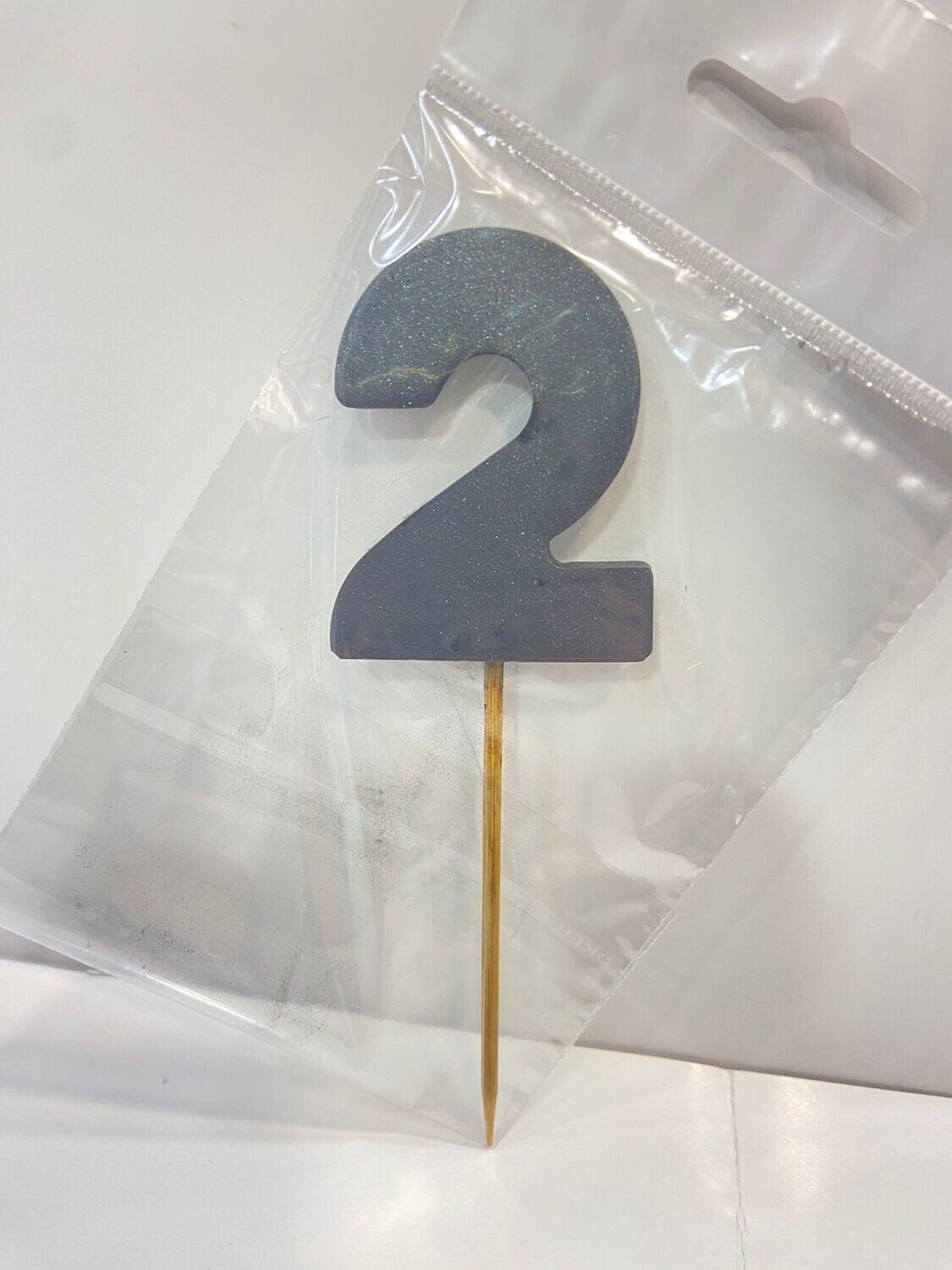 Чёрная Цифра "2" из шоколадной глазури на шпажке, высота цифры 5 см