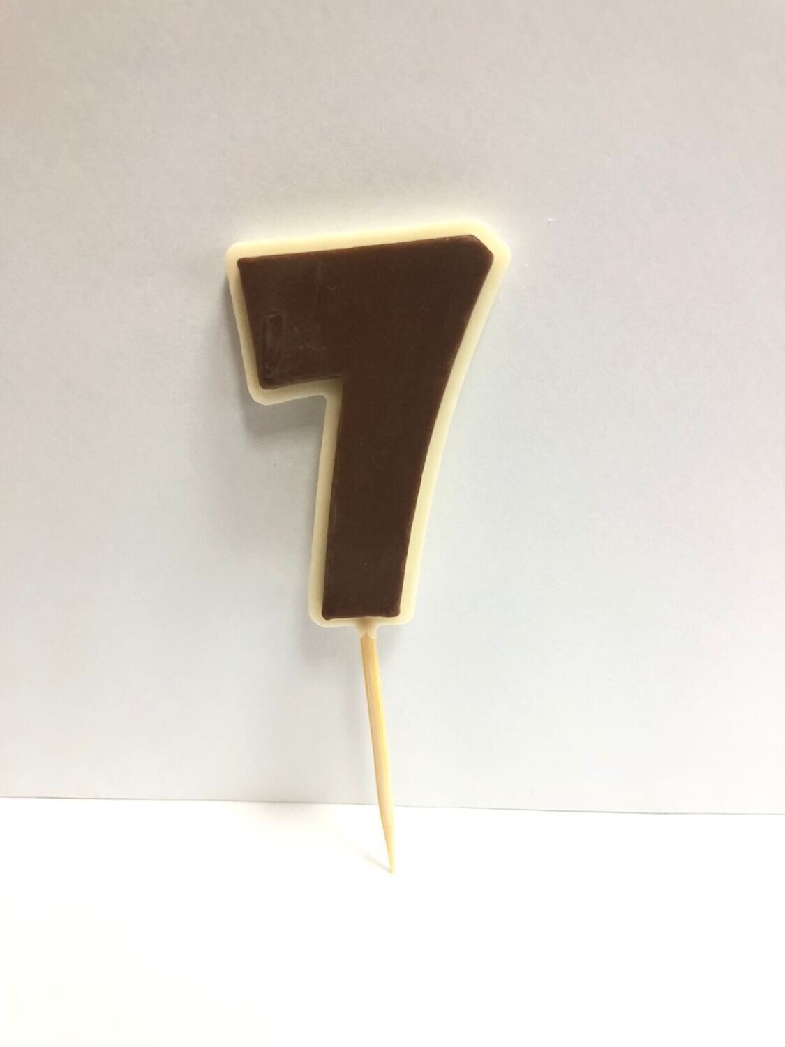 КОРИЧНЕВАЯ Цифра "7" из шоколадной глазури на шпажке, высота цифры 4,5 см