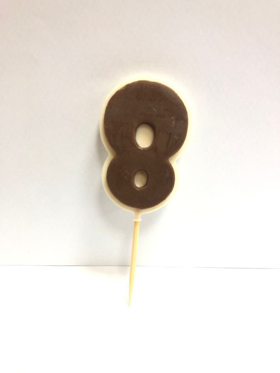 КОРИЧНЕВАЯ Цифра "8" из шоколадной глазури на шпажке, высота цифры 4,5 см