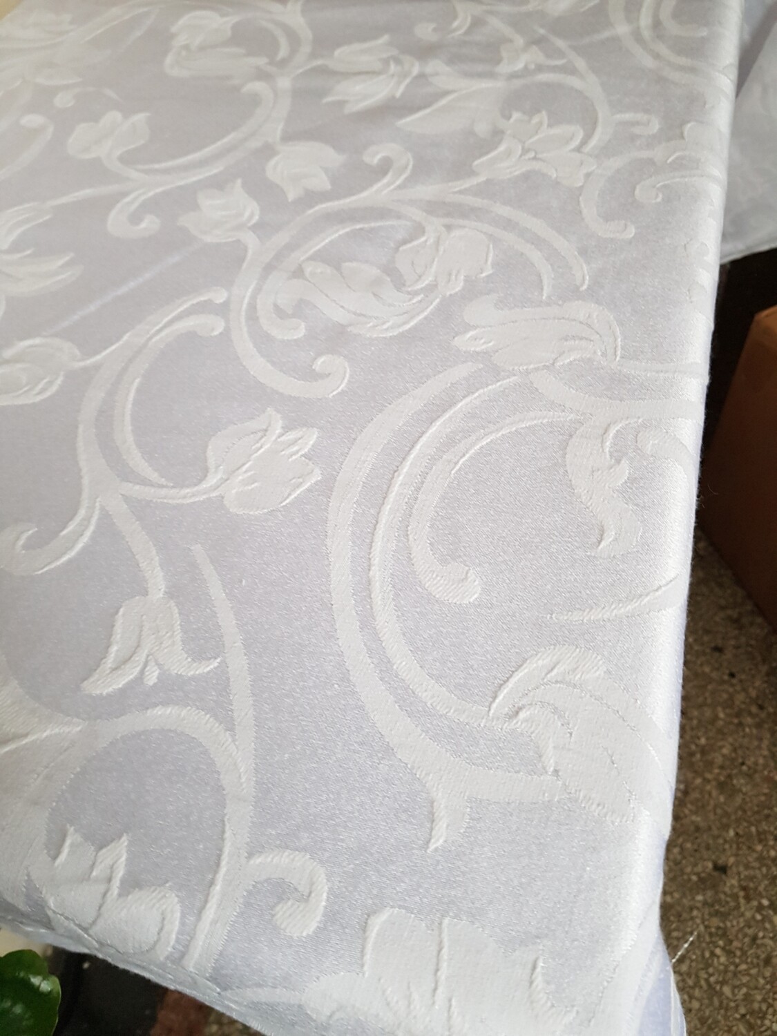 Față de masă damsc alb - model lalele în relief