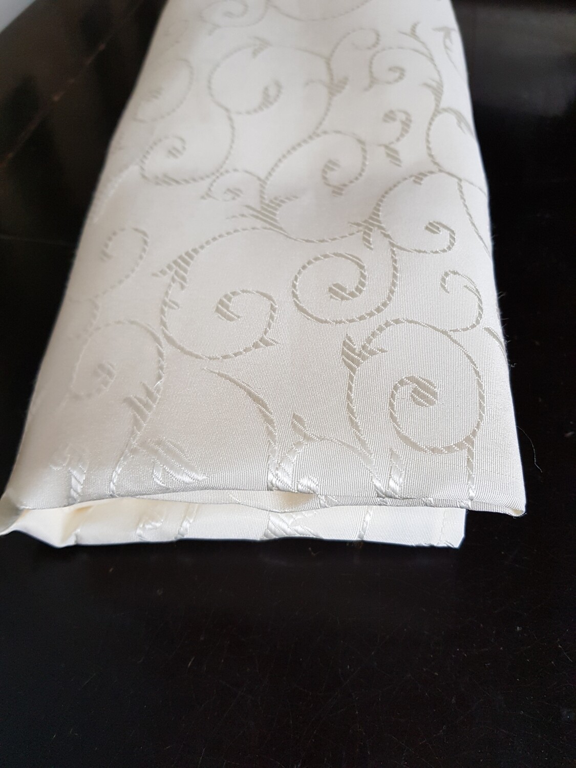 Fețe de masă brocart ivory model cerculete (”melci”