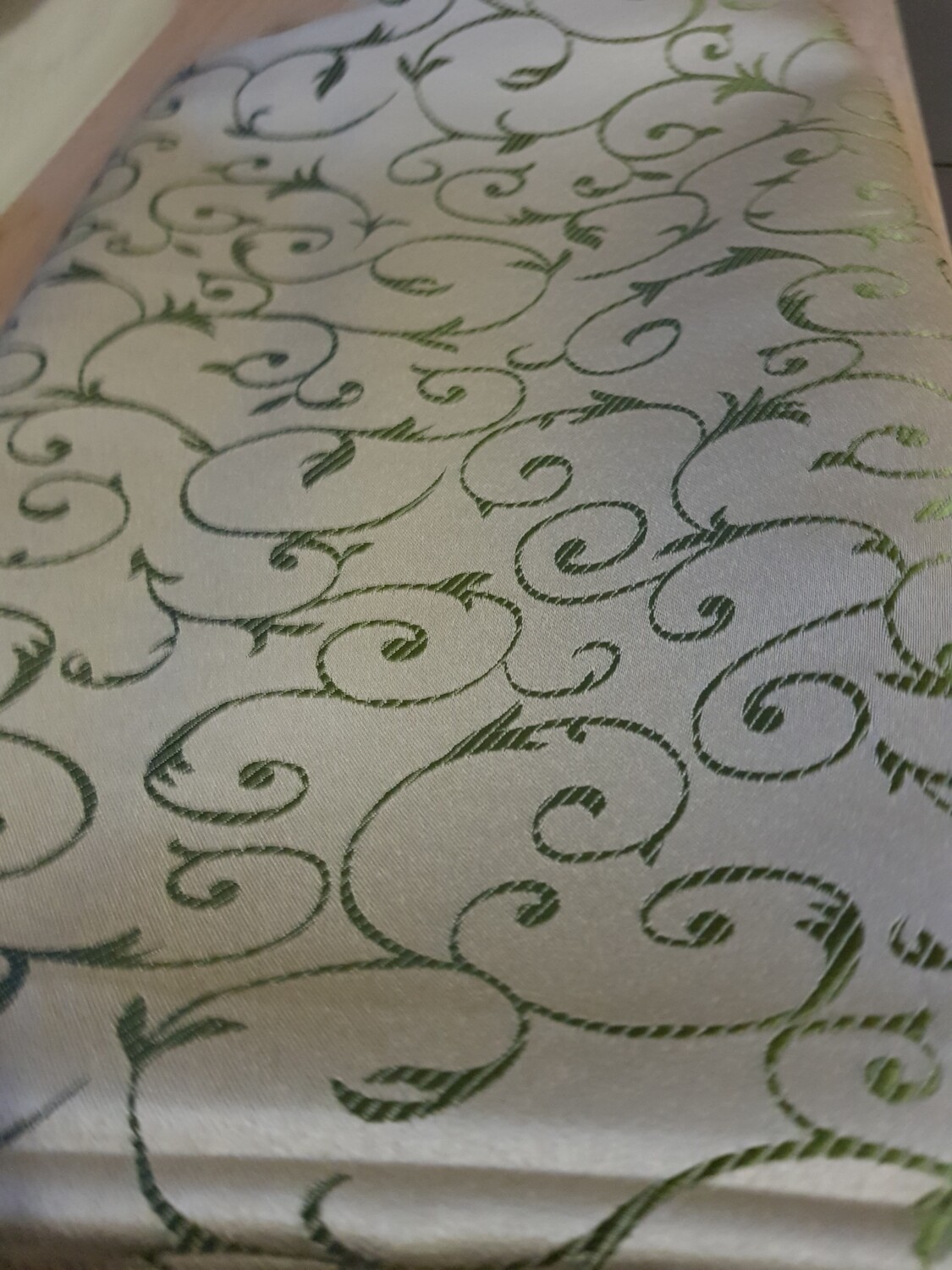 Fata masa  brocart crem &amp; verde