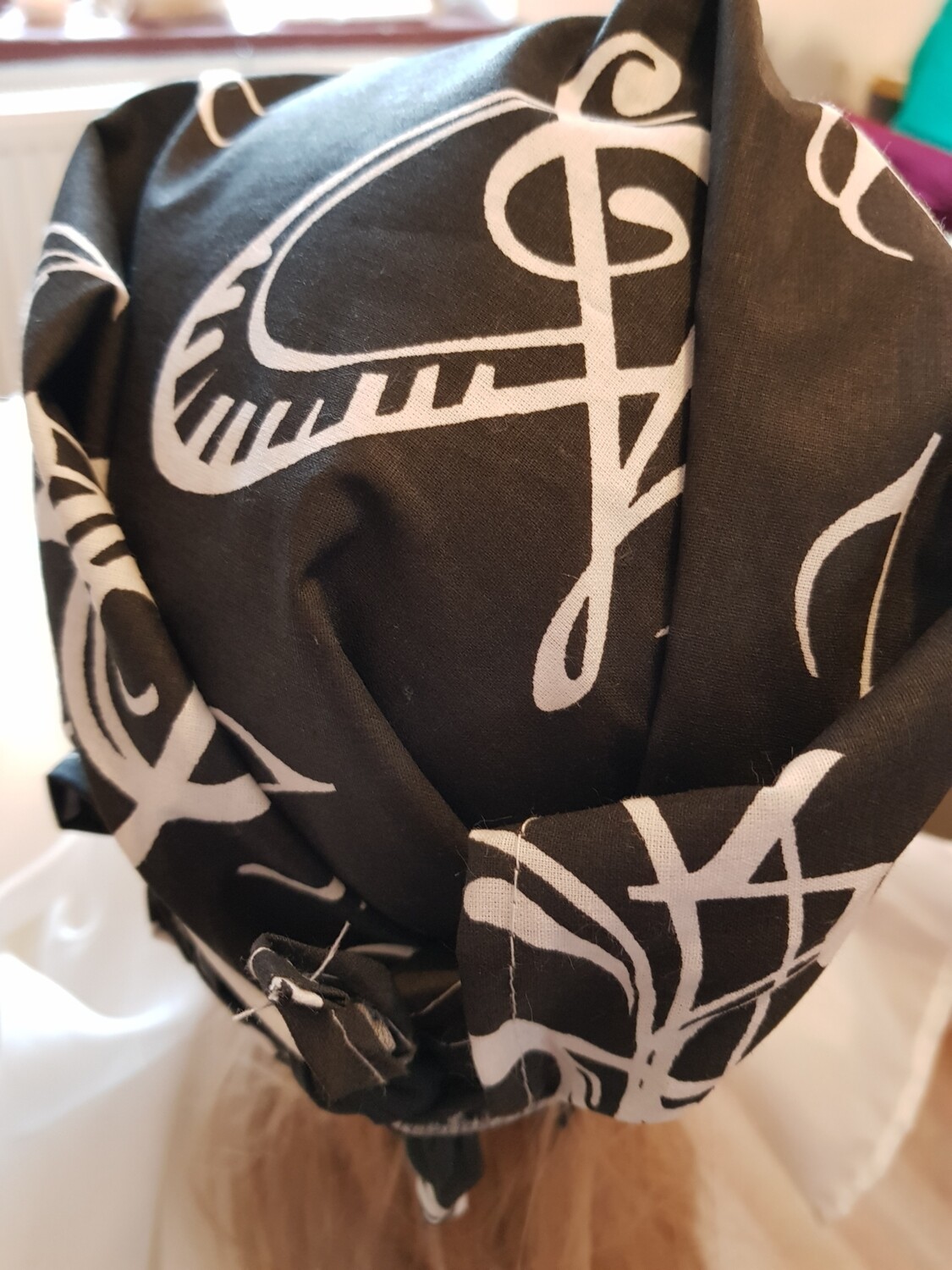 bandana note muzicale fundal negru
