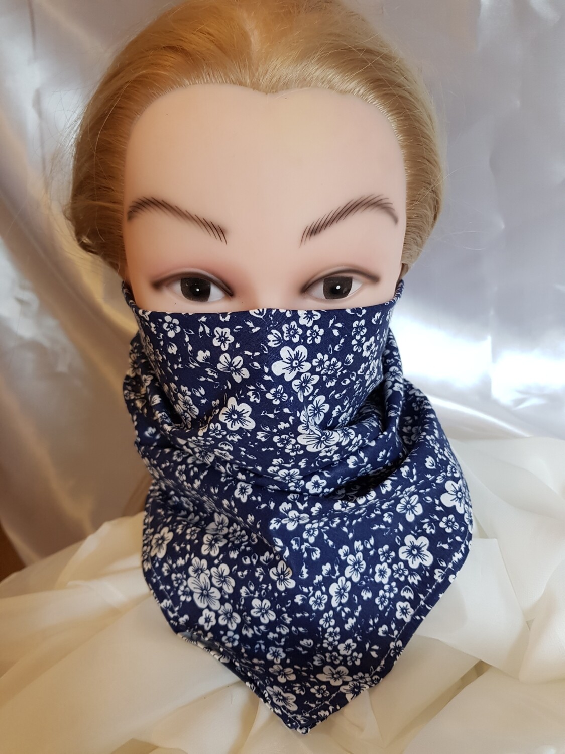 bandana flori albe, fundal bleumarin