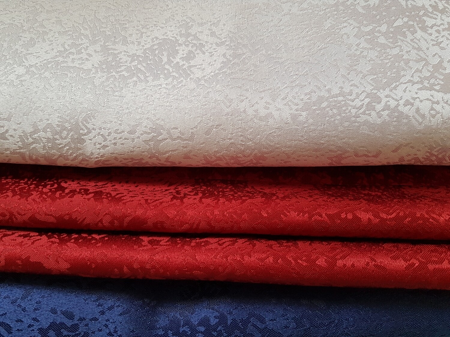 Feţe de masă brocart 100% poliester model marmura/ ape