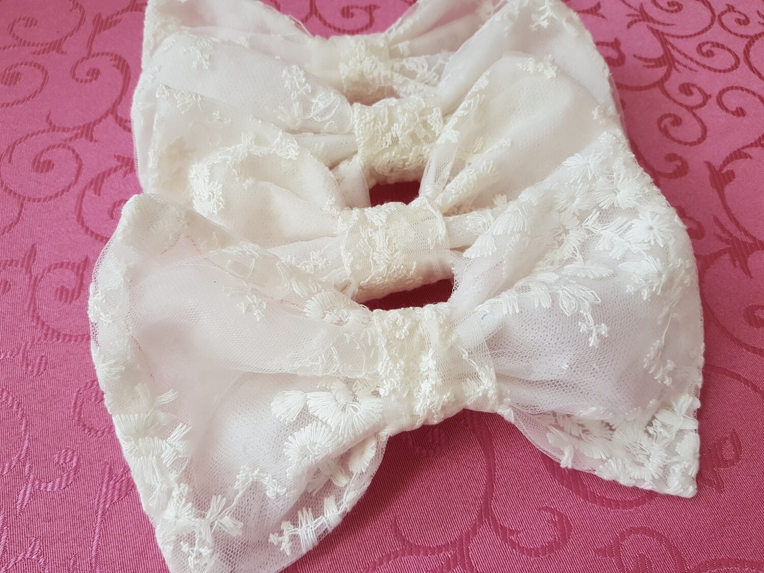 Papioane confectionate din dantela brodata