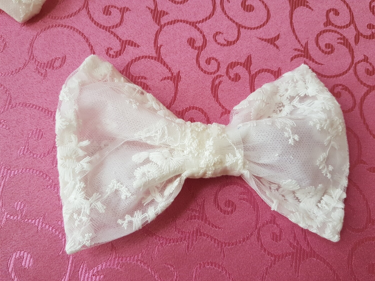Papioane confectionate din dantela brodata