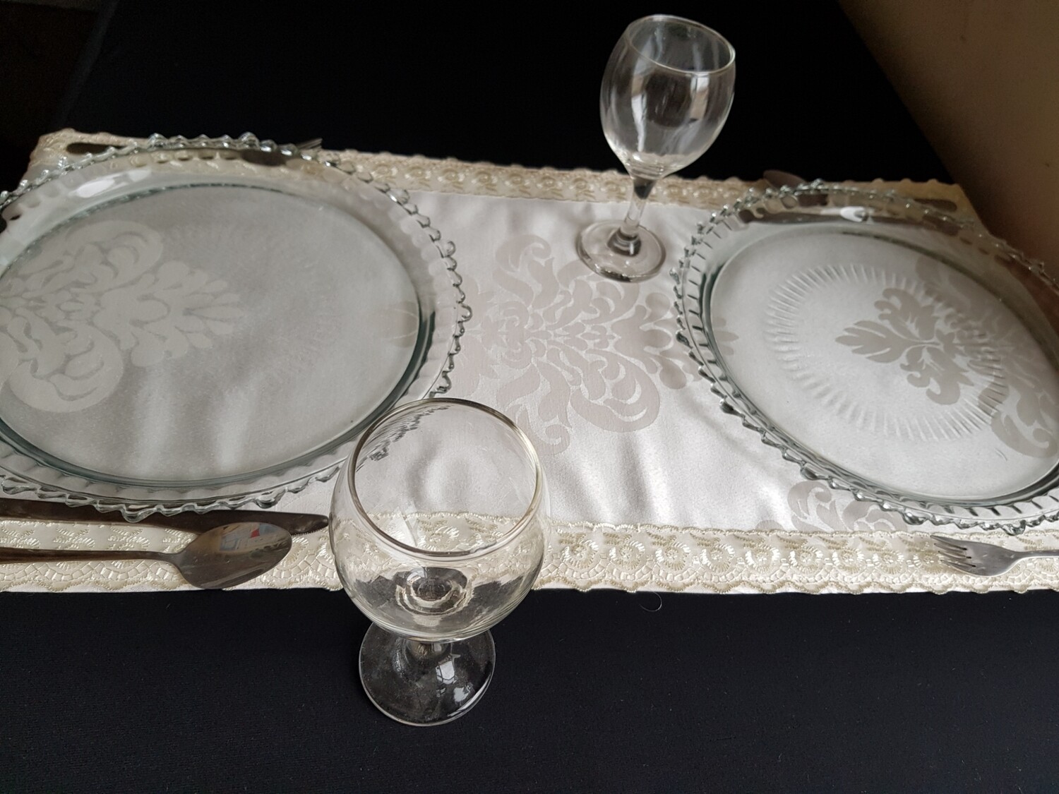 Traversa 35x130cm, damasc cu bordura dantela