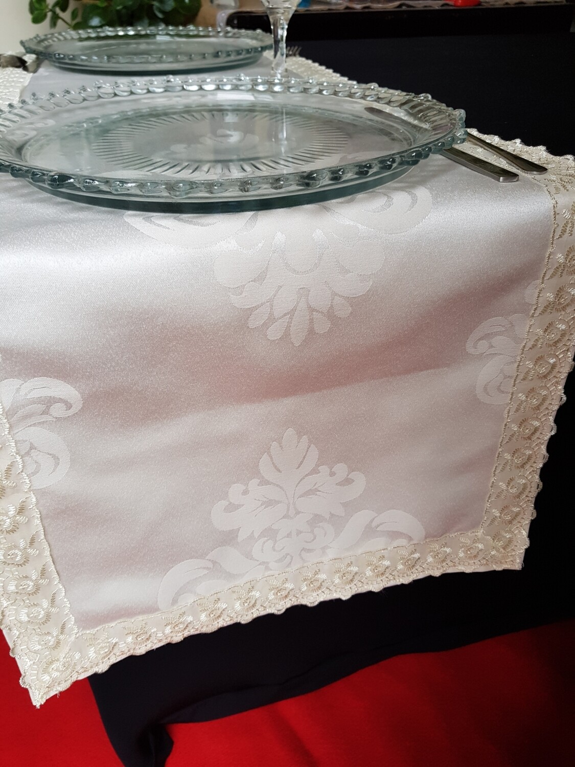 Traversa 35x130cm, damasc cu bordura dantela
