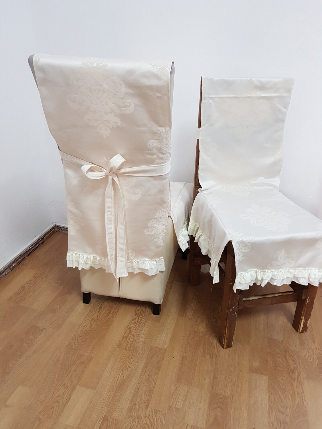 Husa universala scurta cu volănașe - tip șort