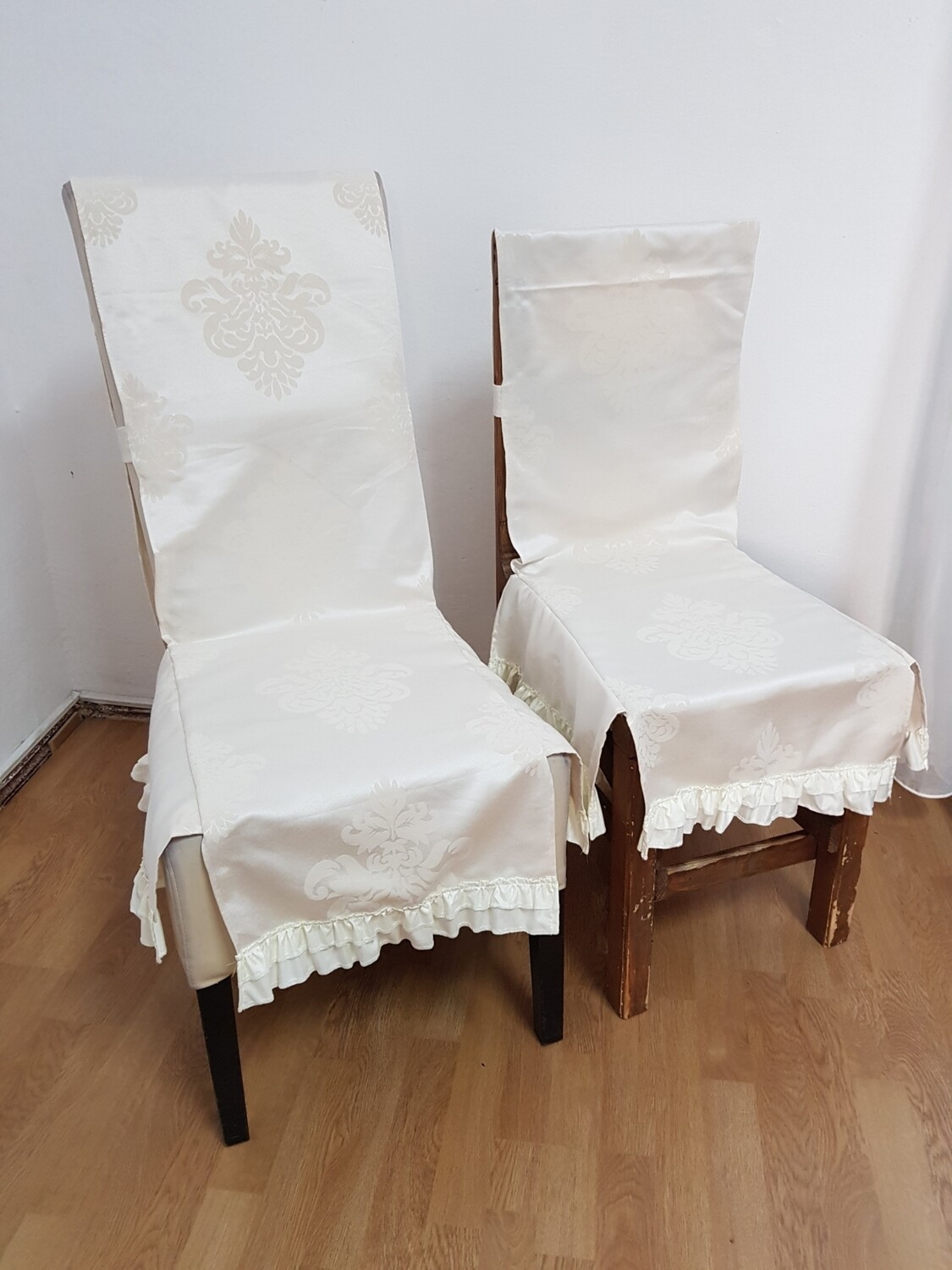 Husa universala scurta cu volănașe - tip șort