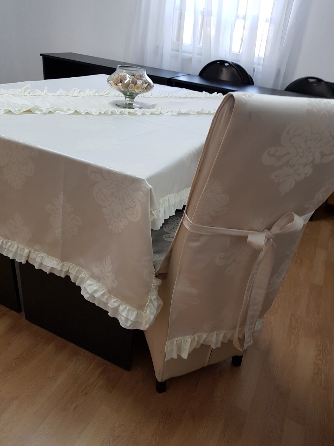Husa universala scurta cu volănașe - tip șort