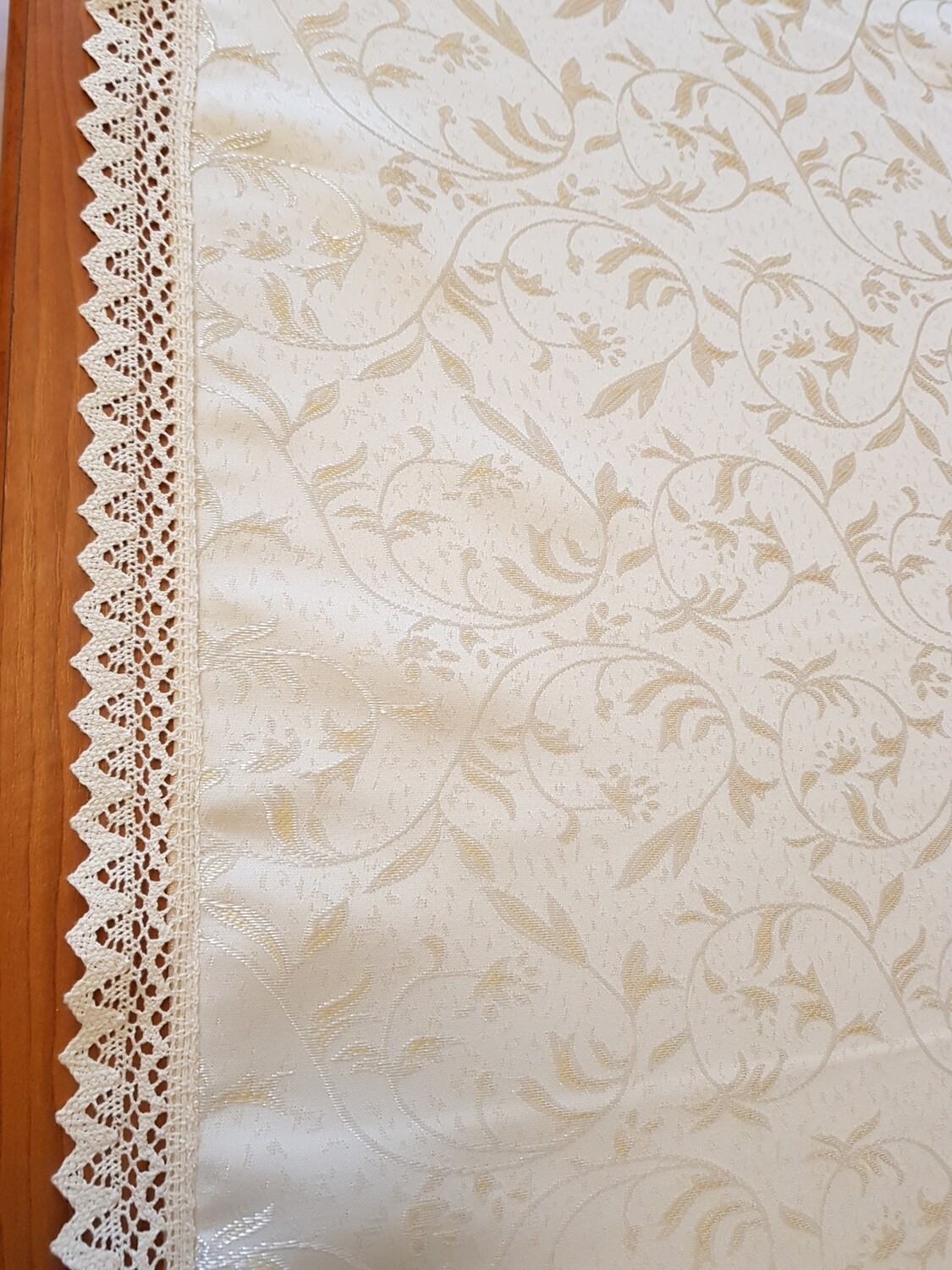 Traversa masa brocart si dantela crosetata
