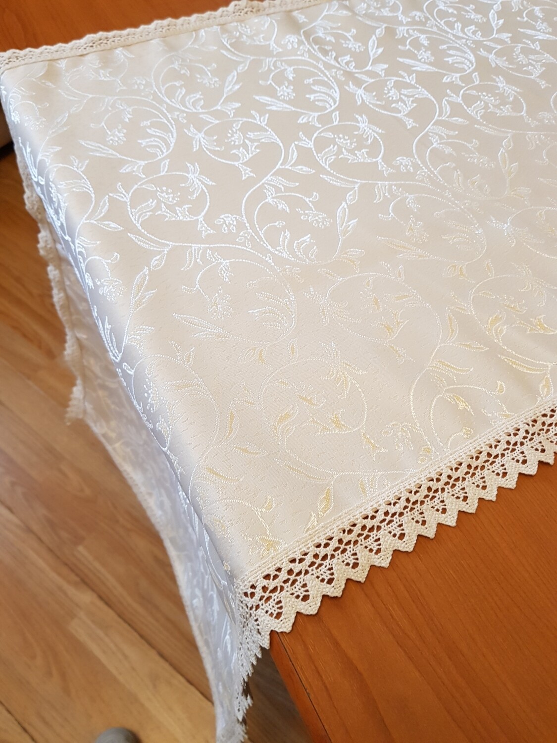 Traversa masa brocart si dantela crosetata