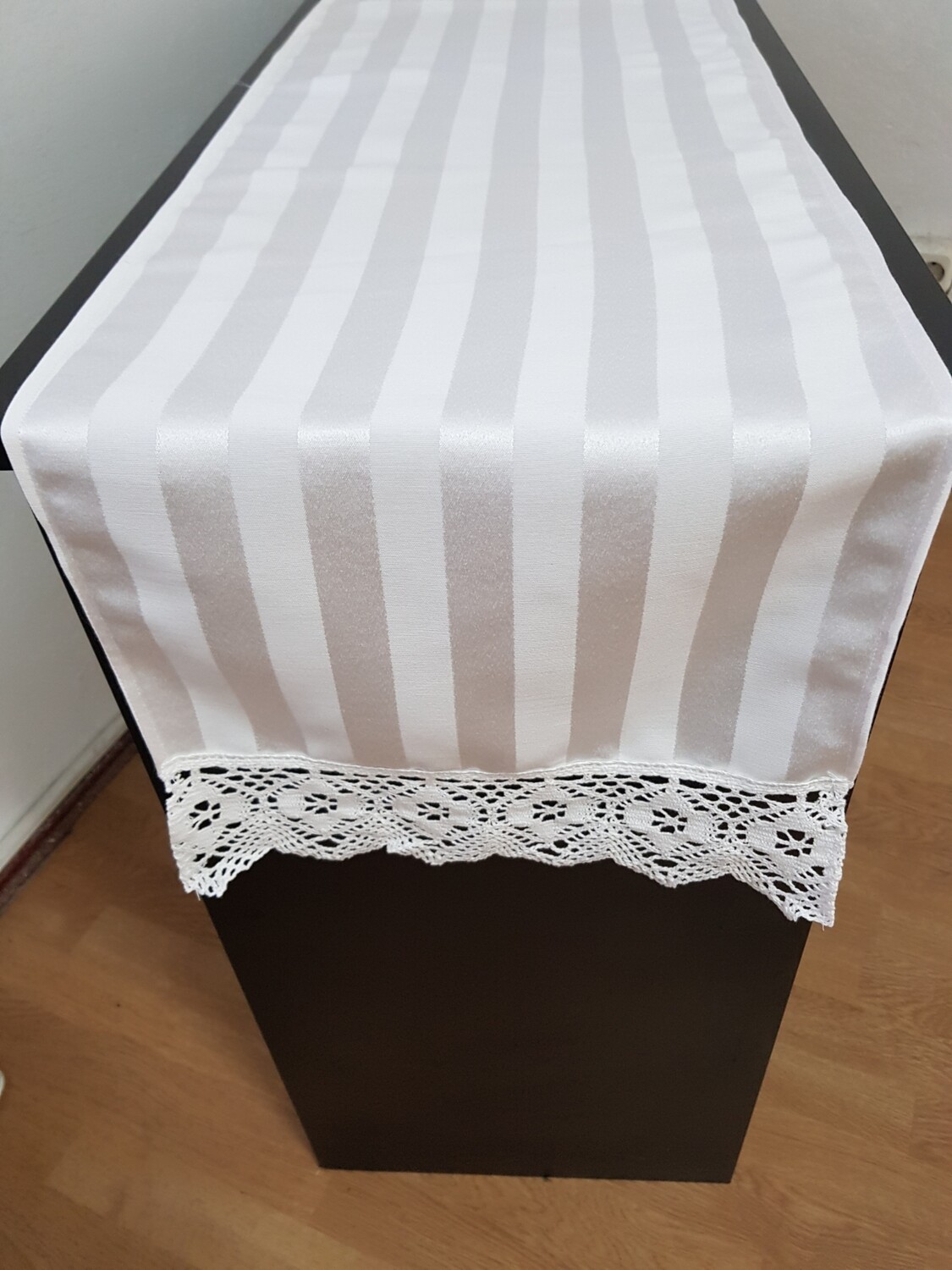 Traversa masa cu dantela impletita
