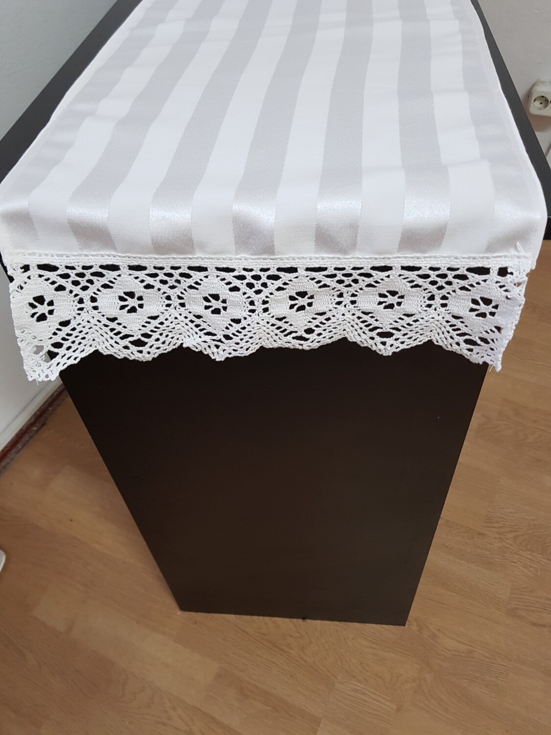 Traversa masa cu dantela impletita